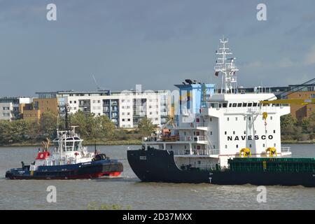 Der von Boluda Towage Europe betriebene Schlepper RT Ambition fährt die Themse hinauf und unterstützt die Ankunft des Frachtschiffes Sider Tayrona im Hafen von London Stockfoto