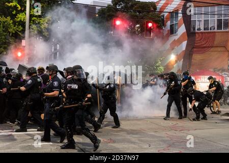 Seattle, USA. September 2020. In der ehemaligen Chop Zone auf dem Capitol Hill treffen sich die Demonstranten am frühen Abend mit der Polizei. Stockfoto