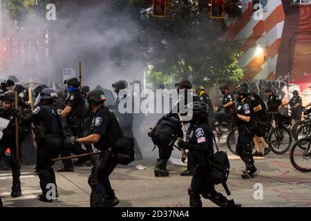 Seattle, USA. September 2020. In der ehemaligen Chop Zone auf dem Capitol Hill treffen sich die Demonstranten am frühen Abend mit der Polizei. Stockfoto