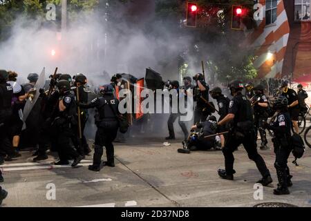 Seattle, USA. September 2020. In der ehemaligen Chop Zone auf dem Capitol Hill treffen sich die Demonstranten am frühen Abend mit der Polizei. Stockfoto