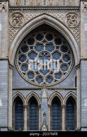 Blick auf die West Rose Fenster an der Vorderseite Truro Kathedrale in Cornwall Stockfoto