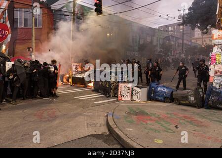 Seattle, USA. September 2020. In der ehemaligen Chop Zone auf dem Capitol Hill treffen sich die Demonstranten am frühen Abend mit der Polizei. Stockfoto