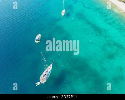 Segelboote ankerten an der schönen, flachen Bucht in kristallklarem, türkisfarbenem Wasser Kroatiens, in der Stadt Rogoznica Stockfoto