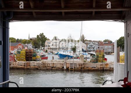 Rockport, Massachusetts Dock/Hafen/Pier mit Fischerbooten, Segelbooten und Hummerfallen, wie durch eine hölzerne Fischerhütte gesehen. Stockfoto