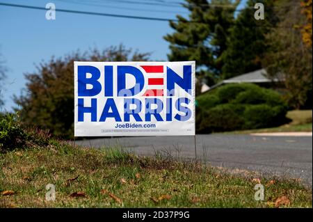 Bethesda, MD, USA. Oktober 2020. Oktober 7, 2020 - Bethesda, MD, Vereinigte Staaten: Biden - Harris Rasenschild auf dem Rasen vor einem Haus. Quelle: Michael Brochstein/ZUMA Wire/Alamy Live News Stockfoto