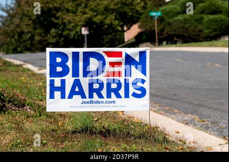 Bethesda, MD, USA. Oktober 2020. Oktober 7, 2020 - Bethesda, MD, Vereinigte Staaten: Biden - Harris Rasenschild auf dem Rasen vor einem Haus. Quelle: Michael Brochstein/ZUMA Wire/Alamy Live News Stockfoto