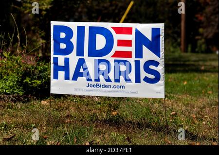 Bethesda, MD, USA. Oktober 2020. Oktober 7, 2020 - Bethesda, MD, Vereinigte Staaten: Biden - Harris Rasenschild auf dem Rasen vor einem Haus. Quelle: Michael Brochstein/ZUMA Wire/Alamy Live News Stockfoto