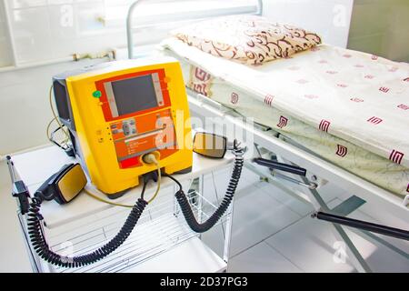 Hintergrund des neuen gelben Defibrillators im Krankenhaus für die medizinische Versorgung. Stockfoto