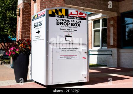 Bethesda, MD, USA. Oktober 2020. 7. Oktober 2020 - Bethesda, MD, USA: Die Wahlurne vor der Walt Whitman High School. Quelle: Michael Brochstein/ZUMA Wire/Alamy Live News Stockfoto