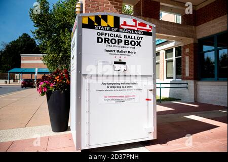 Bethesda, MD, USA. Oktober 2020. 7. Oktober 2020 - Bethesda, MD, USA: Die Wahlurne vor der Walt Whitman High School. Quelle: Michael Brochstein/ZUMA Wire/Alamy Live News Stockfoto