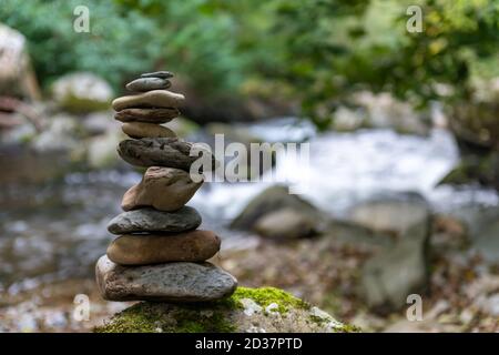 Nahaufnahme von Gesteinsstapeln am Flussufer In einem Wald Stockfoto