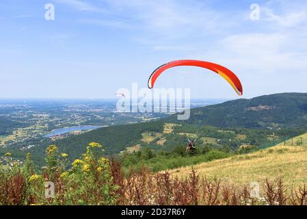 Gleitschirmflieger starten auf dem Zar Berg bei Zywiec in Südpolen Stockfoto