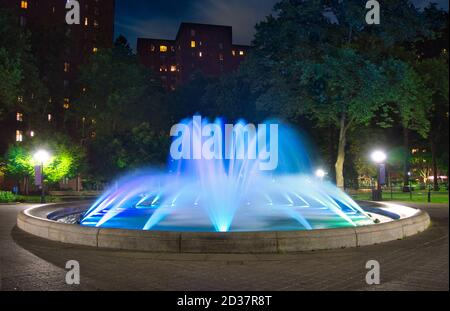 Blauer, runder Brunnen bei Nacht Stockfoto
