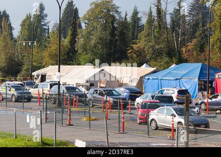 NORTH VANCOUVER, BC, KANADA - 4. SEPTEMBER 2020: Autos stehen an einer Fahrt durch das Covid 19 Testzentrum in North Vancouver. HD 24 BILDER/S. Stockfoto