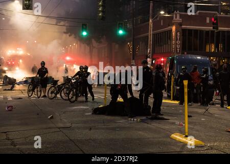 Seattle, USA. September 2020. Am frühen Abend verhafte die Polizei nach einem Brand im East Precinct Demonstranten. Stockfoto