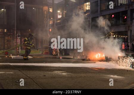 Seattle, USA. September 2020. Am frühen Abend lösch die Feuerwehr Mülltonnen, die von Protestierenden in Brand gesetzt wurden. Stockfoto