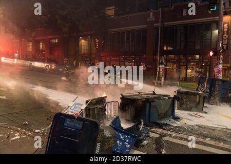 Seattle, USA. September 2020. Am frühen Abend lösch die Feuerwehr Mülltonnen, die von Protestierenden in Brand gesetzt wurden. Stockfoto