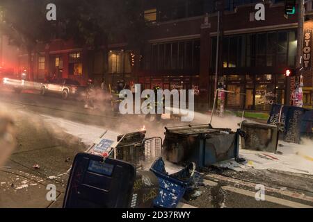 Seattle, USA. September 2020. Am frühen Abend lösch die Feuerwehr Mülltonnen, die von Protestierenden in Brand gesetzt wurden. Stockfoto