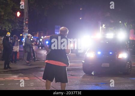 Seattle, USA. September 2020. Früh am Abend ein Mann auf der Straße nach einem Protest durch das East Precinct. Stockfoto