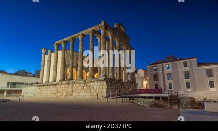 Nachtansicht des Tempels von Diana, ehemaliger Palast von Corbos in Mérida, Extremadura, Spanien. Stockfoto