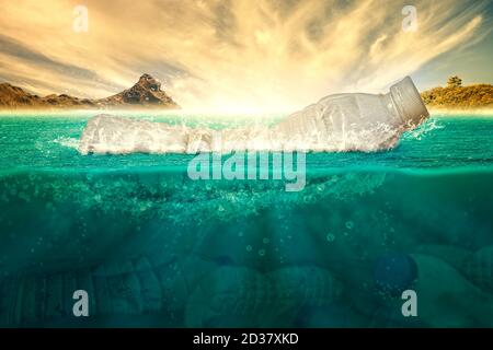 Plastikflasche schwimmt über dem Meer und verschmutzt das Ökosystem auf einem warmen Hintergrund. Ökologisches Konzept, Gesundheit und Umweltschutz. 3D-Rendering. Stockfoto