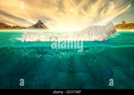 Plastikflasche schwimmt über dem Meer und verschmutzt das Ökosystem auf einem warmen Hintergrund. Ökologisches Konzept, Gesundheit und Umweltschutz. 3D-Rendering. Stockfoto