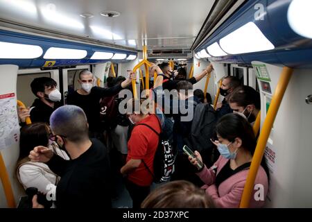 Madrid, Spanien; 07/10/2020.- Madrid Metro ist trotz der Einschränkungen durch die zweite Welle von Covid-19 und zwischen Kämpfen zwischen den Politikern der regierenden Volkspartei (PP ultra-rechts) in Madrid und der Regierung der Nation der linken KoalitionFoto: Juan Carlos Rojas/Picture Alliance – weltweite Nutzung Stockfoto