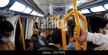 Madrid, Spanien; 07/10/2020.- Madrid Metro ist trotz der Einschränkungen durch die zweite Welle von Covid-19 und zwischen Kämpfen zwischen den Politikern der regierenden Volkspartei (PP ultra-rechts) in Madrid und der Regierung der Nation der linken KoalitionFoto: Juan Carlos Rojas/Picture Alliance – weltweite Nutzung Stockfoto