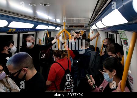 Madrid, Spanien; 07/10/2020.- Madrid Metro ist trotz der Einschränkungen durch die zweite Welle von Covid-19 und zwischen Kämpfen zwischen den Politikern der regierenden Volkspartei (PP ultra-rechts) in Madrid und der Regierung der Nation der linken KoalitionFoto: Juan Carlos Rojas/Picture Alliance – weltweite Nutzung Stockfoto