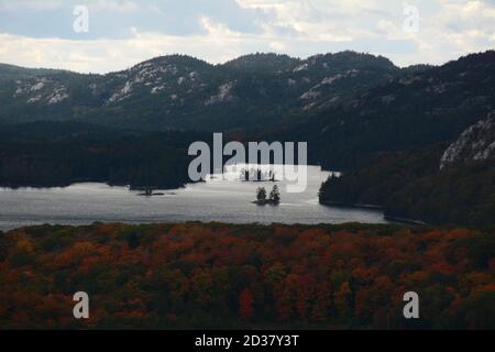 Der Blick auf Killarney Lake und die Quarzit La Cloche Mountains vom Gipfel des Crack Wanderweges, Killarney Provincial Park, Ontario, Kanada. Stockfoto