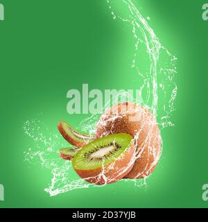 Kiwi auf grünem Hintergrund mit Wasserspritzer. Hochauflösendes Bild. Gesundheitskonzept und gesunde Ernährung. Bild für Werbung Stockfoto