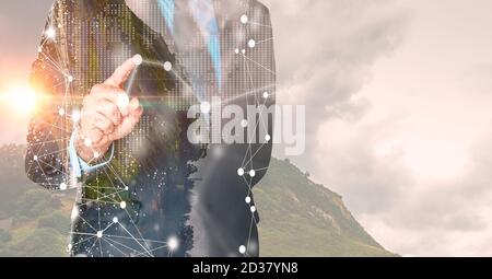 Business-Mann mit doppelter Exposition mit Verbindung zwischen Geschäft und Umwelt. Geschäfts-, Finanz- und Technologiekonzept. Gemischte Medien Stockfoto