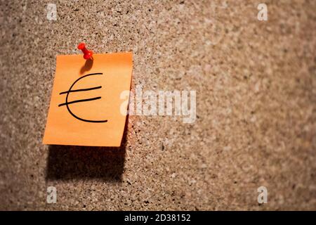 Haftnotiz mit einem Euro-Zeichen auf einem Korkbrett - Konzept auf Business Stockfoto
