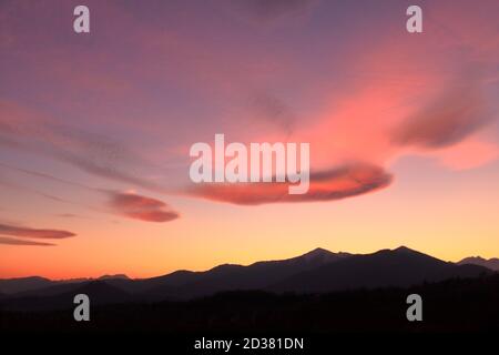 Ein romantischer Sonnenuntergang mit rosa Wolken über den italienischen Alpen Stockfoto