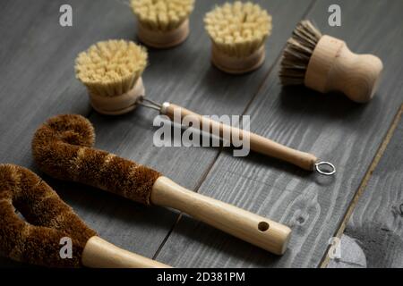 Bürstenset für Öko-Reinigung des Hauses, Waschen von Geschirr und Oberflächen ohne Chemikalien und Kunststoff. Zero Waste Küchenreinigung Konzept. Umweltfreundlich Stockfoto