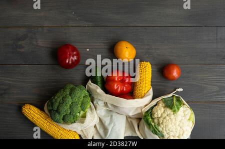 Zero Waste Konzept. Pfeffer, Tomaten, Mais, Gurke, Brokkoli, Blumenkohl in wiederverwendbaren Shopping umweltfreundliche Baumwollstoff Taschen. Gemüse in Öko-Beutel Stockfoto