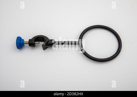 Klemmhalter. Laborgeräte. Mit der Ringklemme werden Trenntrichter und Glastrichter platziert. In einem chemischen Labor. Stockfoto