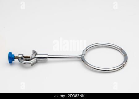 Klemmhalter. Laborgeräte. Mit der Ringklemme werden Trenntrichter und Glastrichter platziert. In einem chemischen Labor. Stockfoto