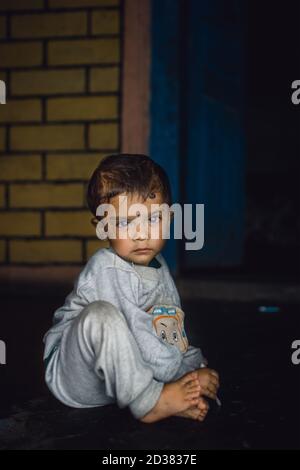 Dalit Kind in einem Dorf in der Nähe von Pokhara, Nepal. Stockfoto