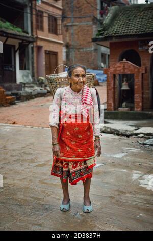 Dalits Frau arbeitet in einem Dorf in der Nähe von Kathmandu, Nepal. Stockfoto