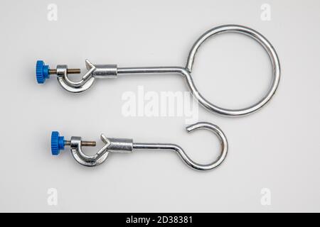 Klemmhalter. Laborgeräte. Mit der Ringklemme werden Trenntrichter und Glastrichter platziert. In einem chemischen Labor. Stockfoto