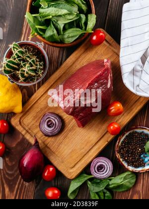 Frisches Rinderfilet auf einem Holzbrett Stockfoto