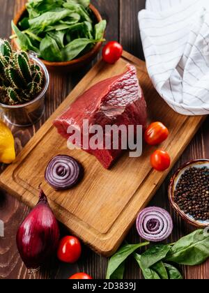 Frisches Rinderfilet auf einem Holzbrett Stockfoto