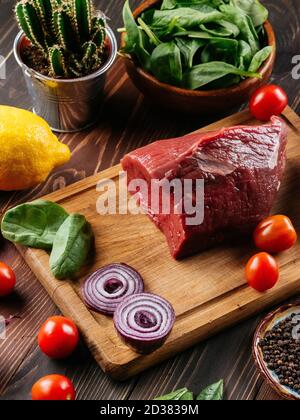 Frisches Rinderfilet auf einem Holzbrett Stockfoto