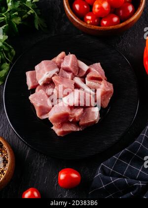Frisches Schweinefilet auf einem schwarzen Teller Stockfoto