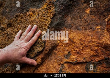 Eisenreiches kristallines Vorkommen in einer dicken Schicht auf der verlassenen Fläche im Mühlstone Edge Quarry in der Nähe von Hathersage, Derbyshire. Stockfoto