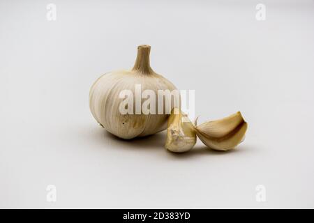 Nahaufnahme von mehreren Stücken Knoblauch auf einem weißen Hintergrund Stockfoto