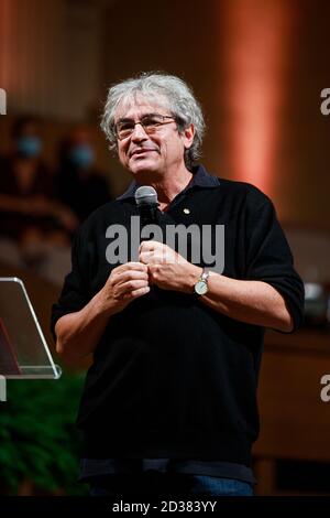 Bologna, Italien. Oktober 2020. Der italienische Physiker Carlo Rovelli präsentiert am 07. Oktober 2020 in Bologna, Italien, sein neuestes Buch "Helgoland" an der Aula Magna Santa Lucia der Universität Bologna. Kredit: Massimiliano Donati/Alamy Live Nachrichten Stockfoto