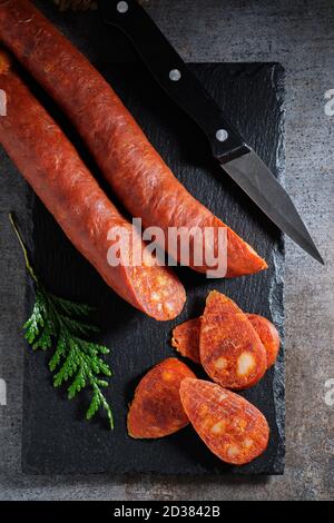 Traditionelle spanische Wurst - Chorizo auf Schieferstein Stockfoto