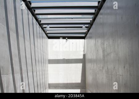 Moderne Glas-, Konkre- und Stahlarchitektur eines Daches von innen. Stockfoto